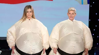 Jennifer Aniston & Ellen DeGeneres: Μεταμορφώνονται σε sumo και είναι... απολαυστικές!