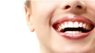 Άφθες στο στόμα: Γιατί εμφανίζονται και πότε είναι επικίνδυνες;