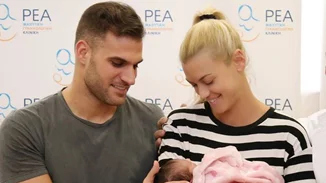 Βάσω Κολλιδά - Γιάννης Εμμανουηλίδης: Οι τρυφερές φωτογραφίες με το μωράκι τους μέσα από το μαιευτήριο