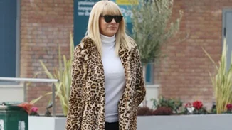 Σάσα Σταμάτη: Βόλτα στη Γλυφάδα με casual look