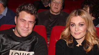 Ποιοι επώνυμοι βρέθηκαν στην επίσημη πρεμιέρα της παράστασης «Μπαμπά, μην ξαναπεθάνεις Παρασκευή»