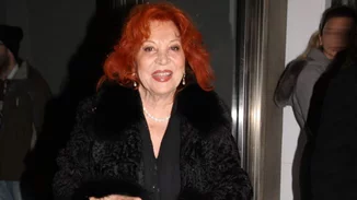 Χρυσούλα Διαβάτη: Στο θέατρο με την κούκλα εγγονή της