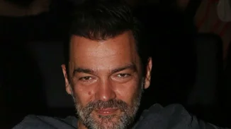 Κωνσταντίνος Καζάκος: Στο θέατρο με την κούκλα κόρη του, Τζένη!