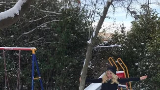 Ελένη Μενεγάκη: Το παιχνίδι της στα χιόνια