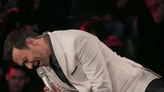 Ο Γιώργος Καπουτζίδης μιμείται τον Μουζουράκη και το αποτέλεσμα… ξεκαρδιστικό (video)