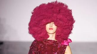 Τα 9 looks της πασαρέλας που ΔΕΝ θα φορέσουμε (κι ας μας τα χάριζαν)