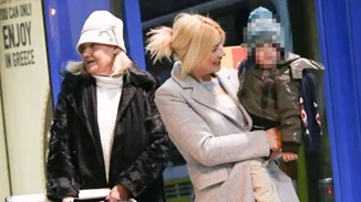 Φαίη Σκορδά: Με το γιο και τη μητέρα της στο αεροδρόμιο