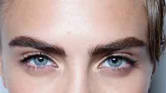 Πώς άλλαξε το σχήμα των φρυδιών μας τα τελευταία 100 χρόνια