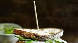 Οι κανόνες για το ΤΕΛΕΙΟ ΜΕΣΗΜΕΡΙΑΝΟ που δεν παχαίνει (οι τροφές, οι έξυπνες σος σαλάτας και τι θα φας έξω)