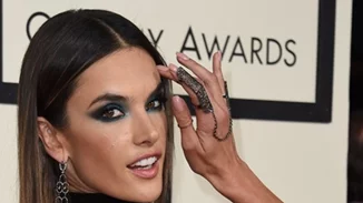 Alessandra Ambrosio: Ποζάρει και προκαλεί εγκεφαλικά
