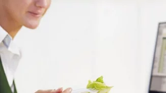 Έρευνα: Γιατί αν τρως λίγο και συχνά θα είσαι πάντα αδύνατη!