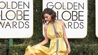 Χρυσές Σφαίρες 2017: Το σέξι ατύχημα της Emily Ratajkowski στο κόκκινο χαλί