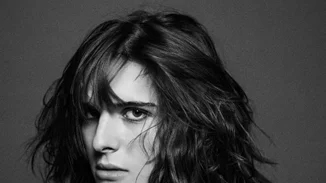 Το Love Magazine εύχεται «Καλή χρονιά» με το πιο αισθησιακό βίντεο από την Hari Nef