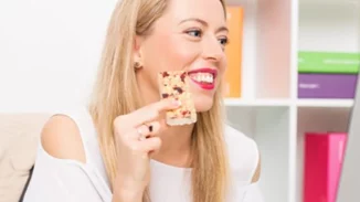 Γιατί είναι τόσο απαραίτητα τα σνακ και ποια να διαλέξεις; Η διαιτολόγος απαντά