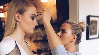 Χρυσές Σφαίρες 2017: Μάσκες ομορφιάς και άλλα beauty στιγμιότυπα από την προετοιμασία των stars