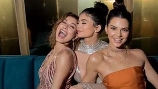 To «λάθος» της φωτογραφίας γέμισε απορία τους θαυμαστές των αδερφών Jenner