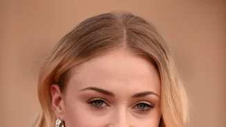 Η Sophie Turner αρραβωνιάστηκε και εμείς ξέρουμε μία beauty λεπτομέρεια που πρέπει να μάθεις