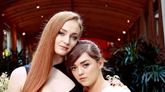 Maisie Williams-Sophie Turner: Η γλυκιά στιγμή στο κόκκινο χαλί!