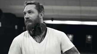 Tom Hardy: Διαβάζει παιδικό παραμύθι περιτρυγισμένος από λούτρινα