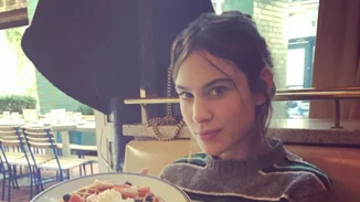 H Alexa Chung είναι ερωτευμένη με αυτό το πουλόβερ