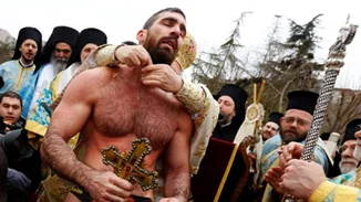 Ο κούκλος που έπιασε τον Σταυρό στην Κωνσταντινούπολη φωτογραφίζεται σχεδόν γυμνός!