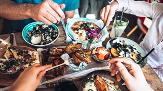 Πώς να τρως υγιεινά και λιγότερο στις εξόδους σου