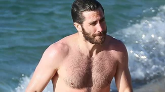Jake Gyllenhaal: Στην παραλία με τη νέα του σύντροφο