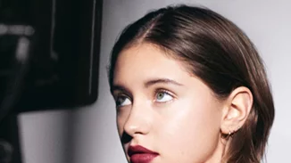 Iris Law: Πρωταγωνιστεί στη νέα beauty καμπάνια της Burberry