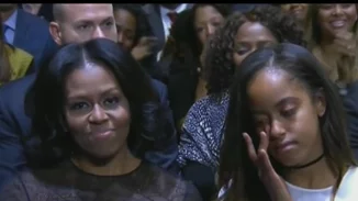 Malia Obama: Παρακολούθησε βουρκωμένη την αποχαιρετιστήρια ομιλία του Barack Obama (βίντεο)