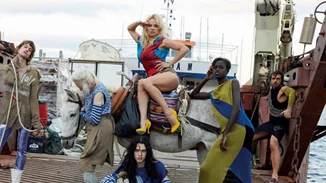 Pamela Anderson: Δες την εκπληκτική της φωτογράφιση με τη Vivienne Westwood