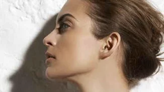 Μήπως η βραχνή και μπάσα φωνή είναι ανησυχητική για την υγεία;