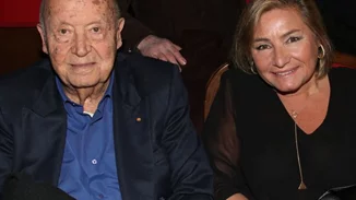 Ο Μίμης Πλέσσας κλείνει 100 χρόνια ζωής με μία μεγάλη γιορτή στο Θέατρο Παλλάς