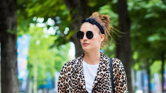 Φόρα ΑΛΛΙΩΣ τα ρούχα που ήδη έχεις (το t-shirt, το παλτό, το μικρό μαύρο φόρεμα)