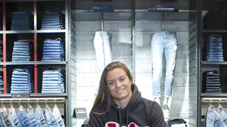 Η τενίστρια Μαρία Σάκκαρη είναι το νέο πρόσωπο της Replay!