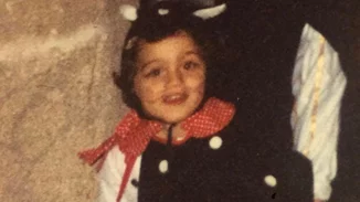 Αναγνωρίζεις την ξανθιά παρουσιάστρια της φωτογραφίας;