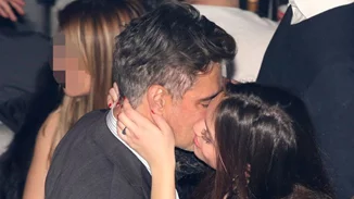 Άρης Σπηλιωτόπουλος: Δημόσια φιλιά με την 21χρονη σύντροφό του