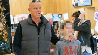 Τζώνη Καλημέρης: Σπάνια δημόσια εμφάνιση με τους γιους του