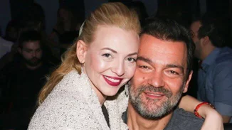 Κωνσταντίνος Καζάκος - Ιωάννα Μαρτζούκου: Τα τρυφερά φιλιά του ζευγαριού