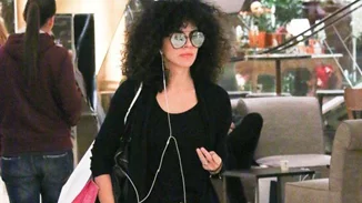 Μαρία Σολωμού: Βόλτα στα μαγαζιά με total black look