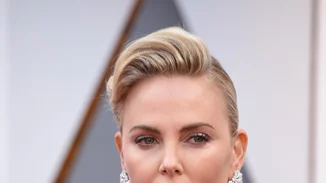 Charlize Theron | Αποκαλύπτει πως κάπνιζε μαριχουάνα!