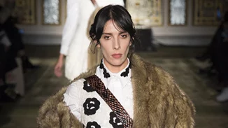 Simone Rocha: Δεν θα πιστέψεις τις ηλικίες των μοντέλων στο show της...