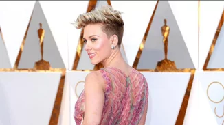 Scarlett Johansson: Δεν θα πιστεύεις ποιος την συνόδευσε στο κόκκινο χαλί