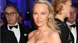Pamela Anderson: Εντελώς αγνώριστη σε βραδινή της έξοδο