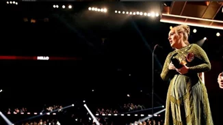 Adele: Λυγίζει στη σκηνή των Grammy! Σε ποιον αφιέρωσε το βραβείο της;