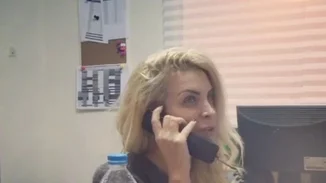 Κατερίνα Καινούργιου: Χωρίς μακιγιάζ στο γραφείο της εκπομπής της (video)