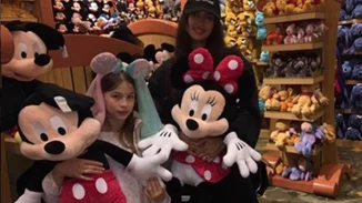Irina Shayk: Με total black look βρέθηκε στη Disneyland!