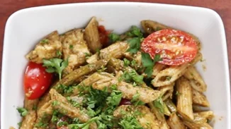 Light γεύμα για το γραφείο με πέννες ολικής άλεσης και φιλέτο κοτόπουλου