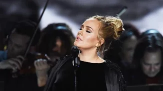 Adele: Το αναπάντεχο ξέσπασμα κατά τη διάρκεια της ερμηνείας της στα Grammy