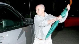 Britney Spears: Πωλείται η ομπρέλα με την οποία είχε επιτεθεί σε παπαράτσι