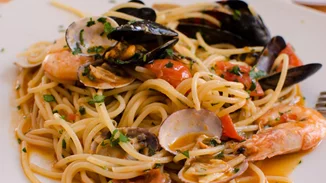 Συνταγές για Καθαρά Δευτέρα | Λαχταριστή μακαρονάδα με θαλασσινά